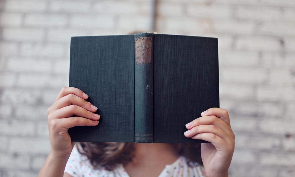 Chica leyendo - Turismo literario