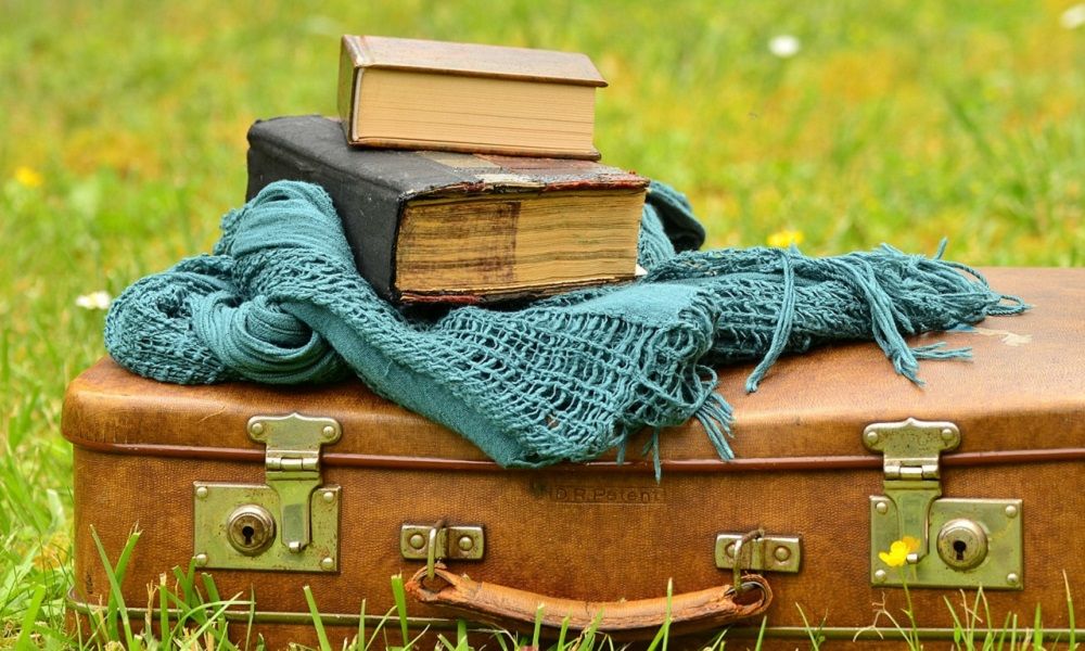 libros y maleta - turismo literario