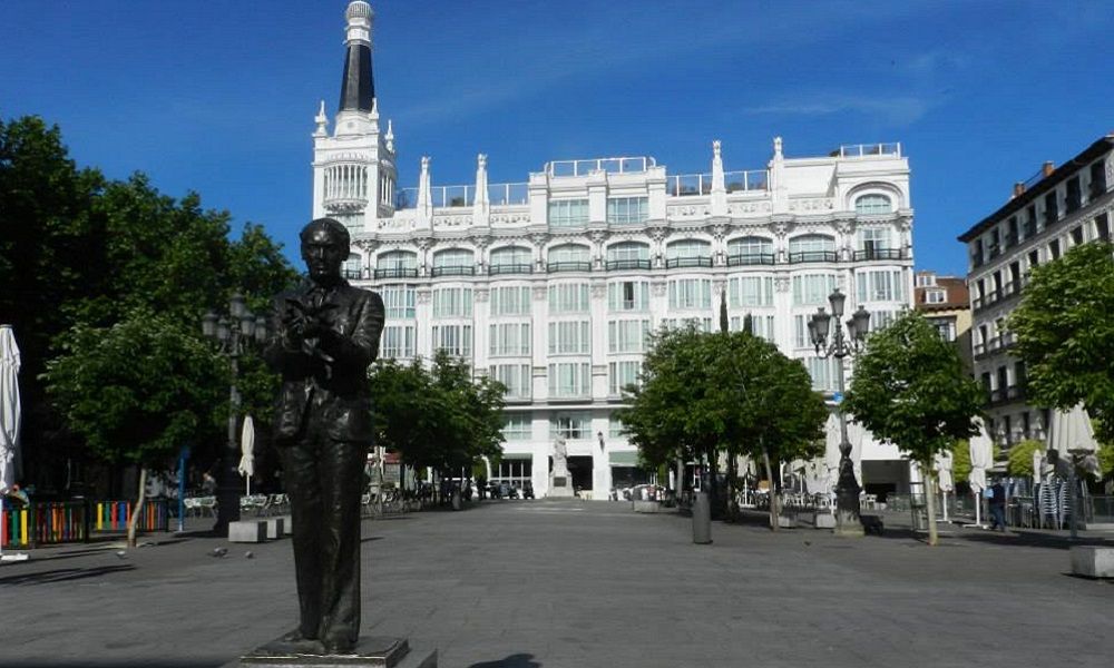 Estatua Federico García Lorca - Ruta del Siglo de Oro por Madrid - Turismo literario