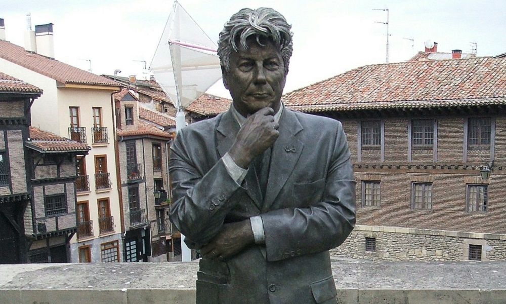 Estatua de Ken Follet en Vitoria-Gasteiz - Turismo literario
