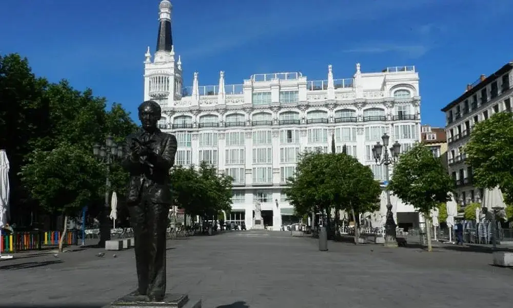Estatua Federico García Lorca - Ruta del Siglo de Oro por Madrid - Turismo literario