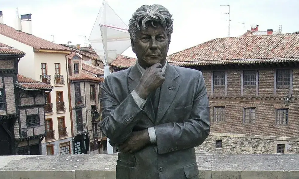 Estatua de Ken Follet en Vitoria-Gasteiz - Turismo literario